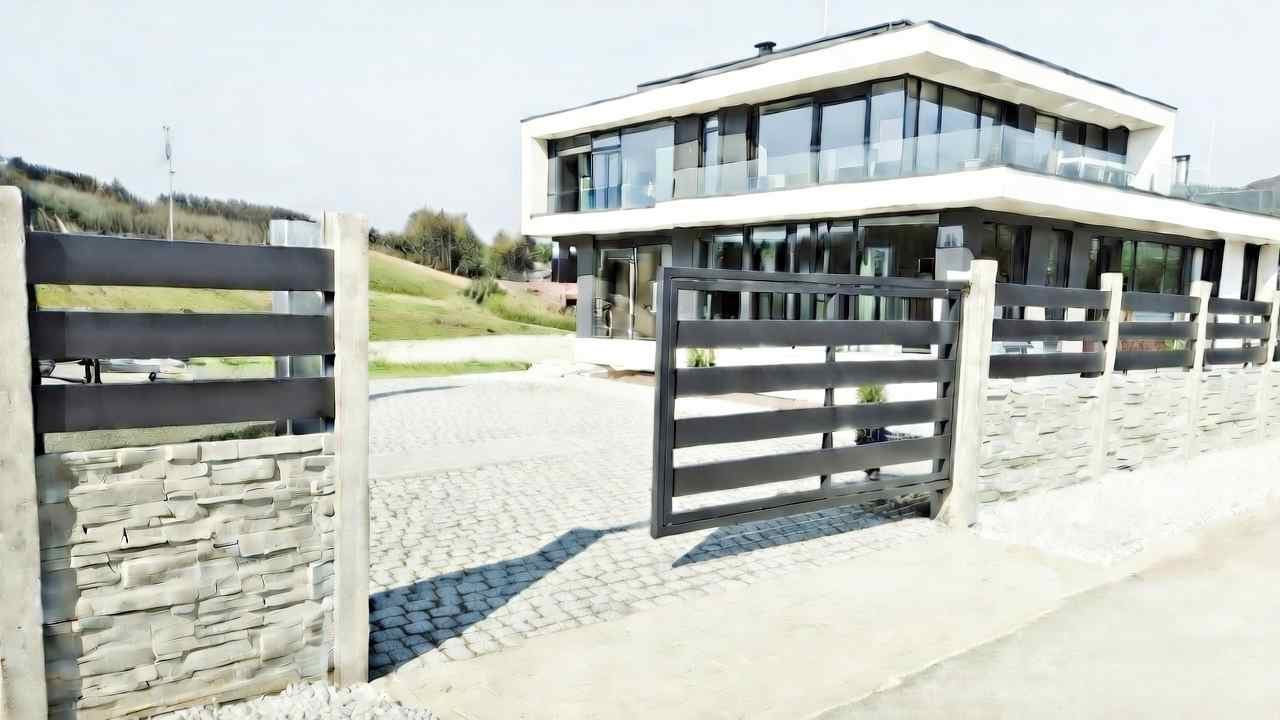 posuvná brána s výplní z vodorovných profiů